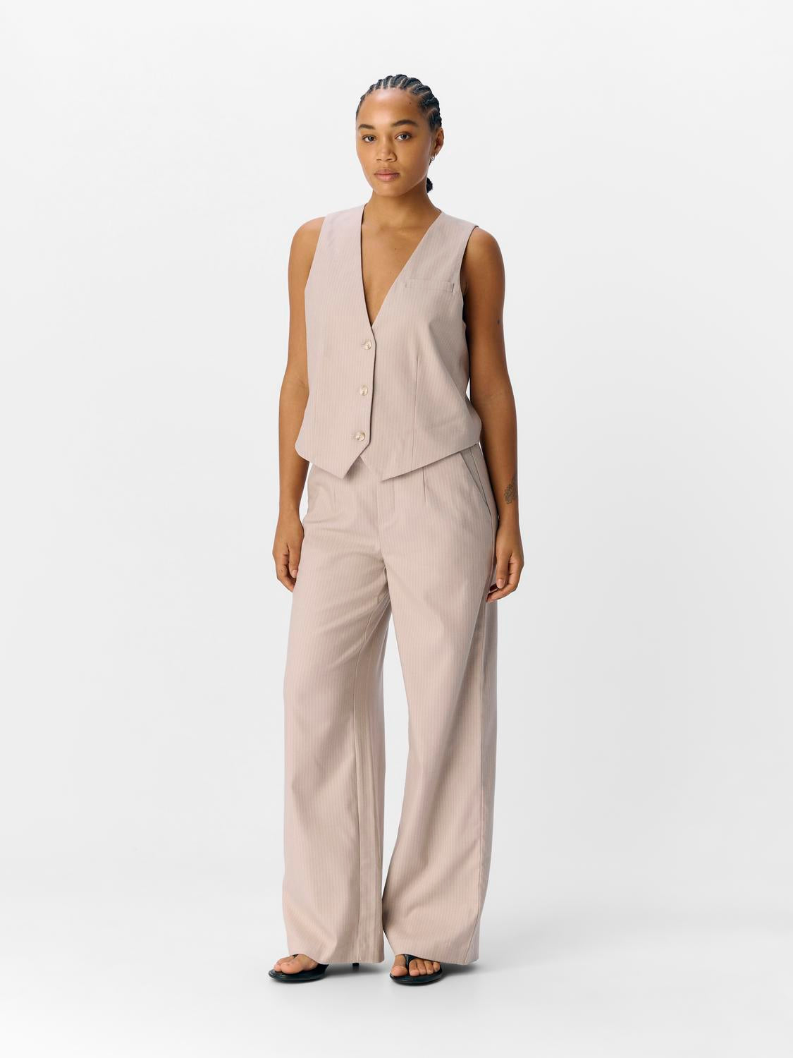 model_shot-front_full